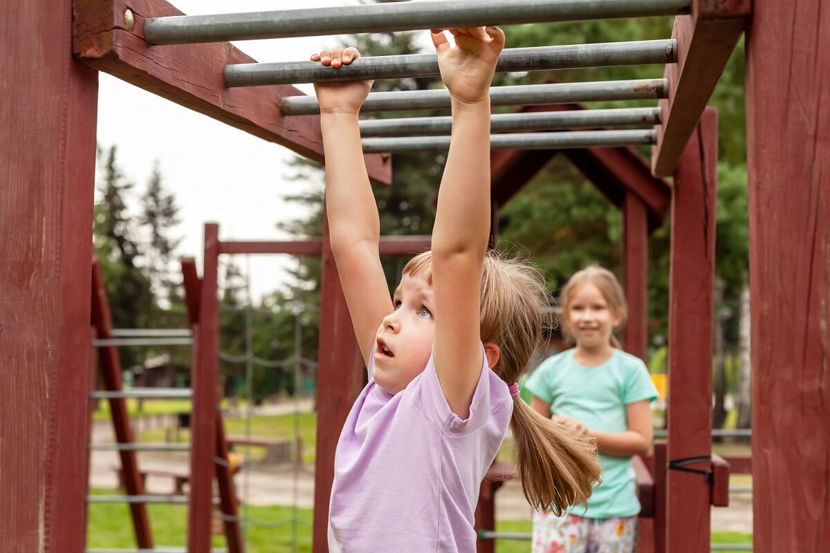 Jugar en el parque beneficia a los niños física y emocionalmente